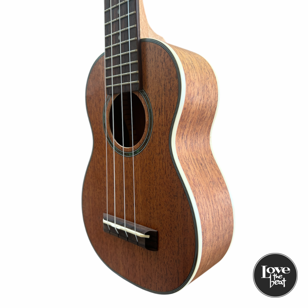 Accacia - Ukelele Soprano Cedro 21" con Funda